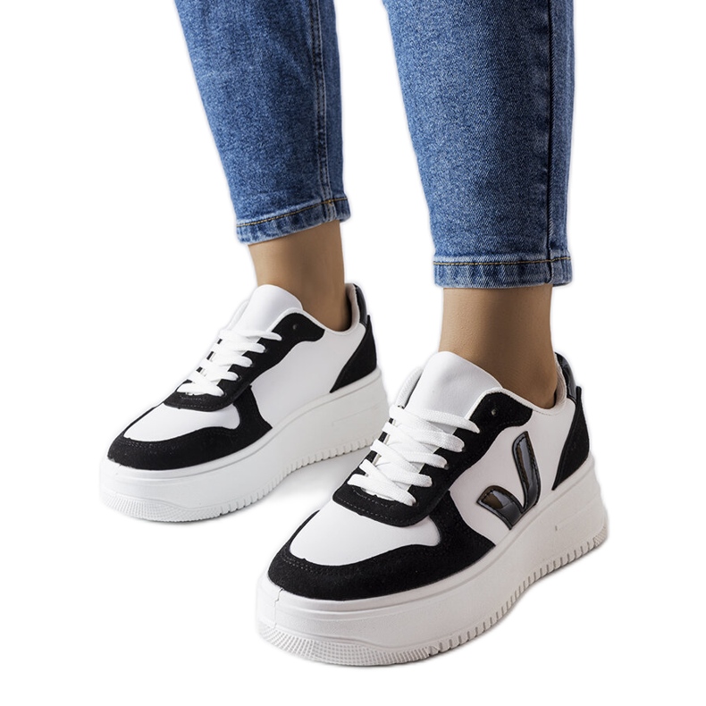 Schwarz-weiße Plateau-Sneaker von Plouffe