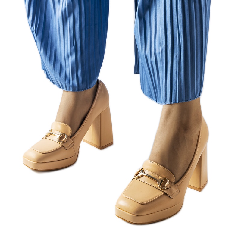 Beige Pumps auf einem geometrischen Block von Blaiss