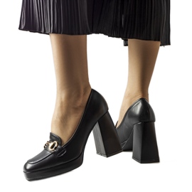 Schwarze Pumps auf einem geometrischen Block von Blaiss