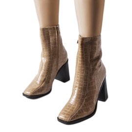Beige isolierte Stiefeletten mit Krokodilmuster von Belluci