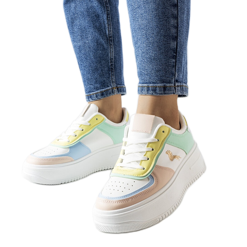 Bunte Sneaker auf der Gidle-Plattform weiß