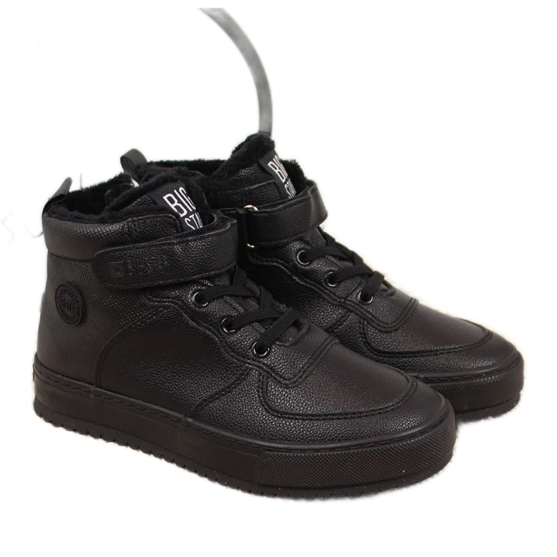 Isolierte schwarze Kinder-Sneaker Big Star GG374040