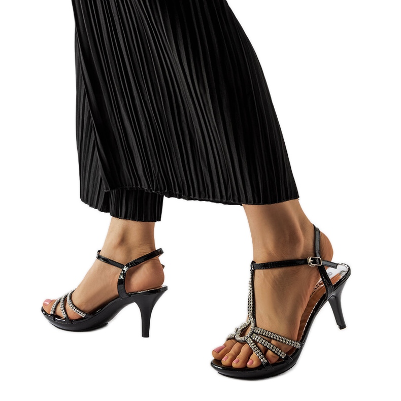 Schwarze High-Heel-Sandalen mit Zirkonias von Levane