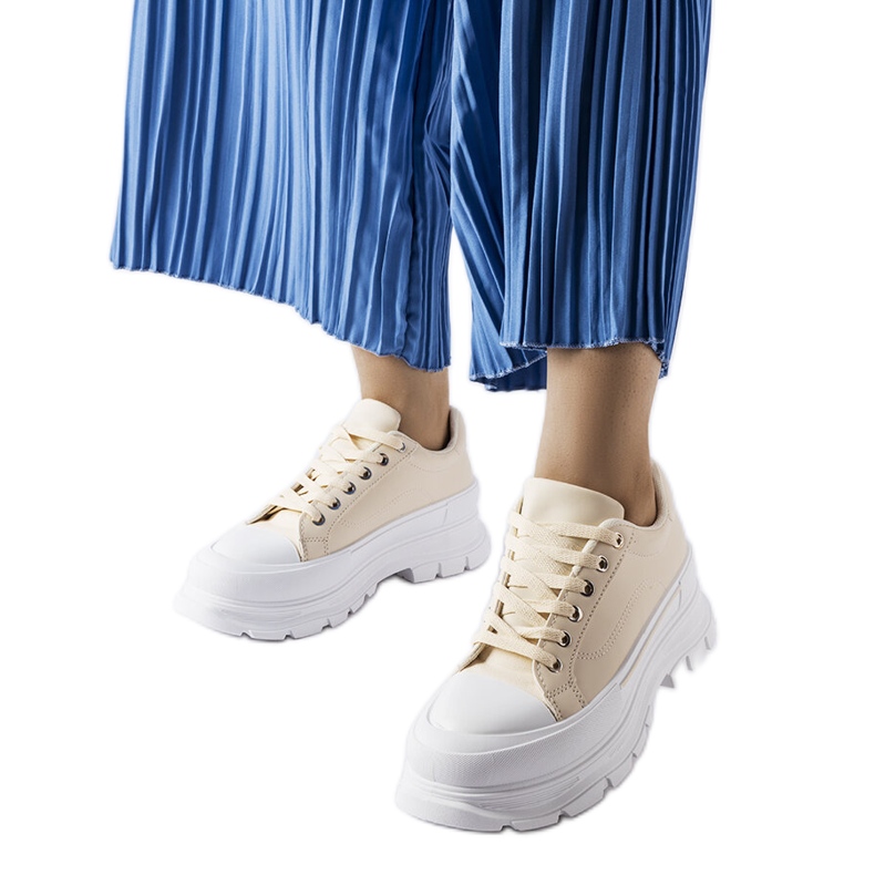 Beigefarbene High-Plateau-Sneaker von Kari