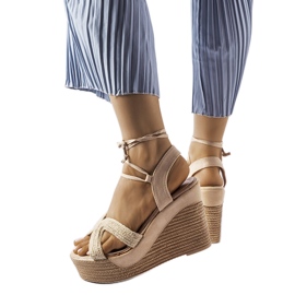 Beigefarbene Espadrilles mit Keilabsatz von Berta