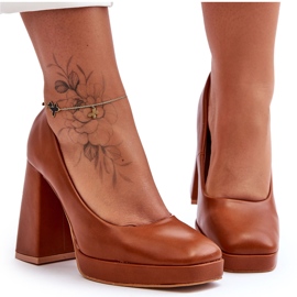 Kamelfarbene Rosalia-Pumps aus Leder mit klobigem Absatz braun