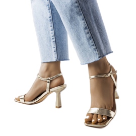 Goldene High-Heel-Sandalen von Amalia