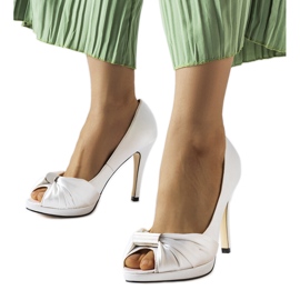 Weiße Paré-Absätze mit offener Zehenpartie