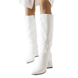 Weiße Medicina-Stiefel am Pfosten