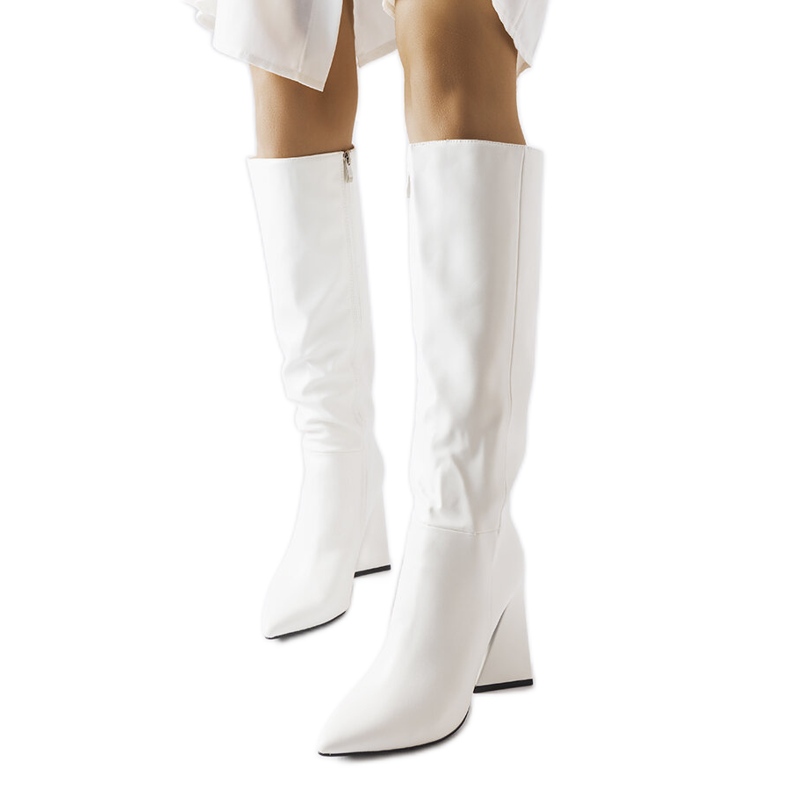 Weiße Medicina-Stiefel am Pfosten