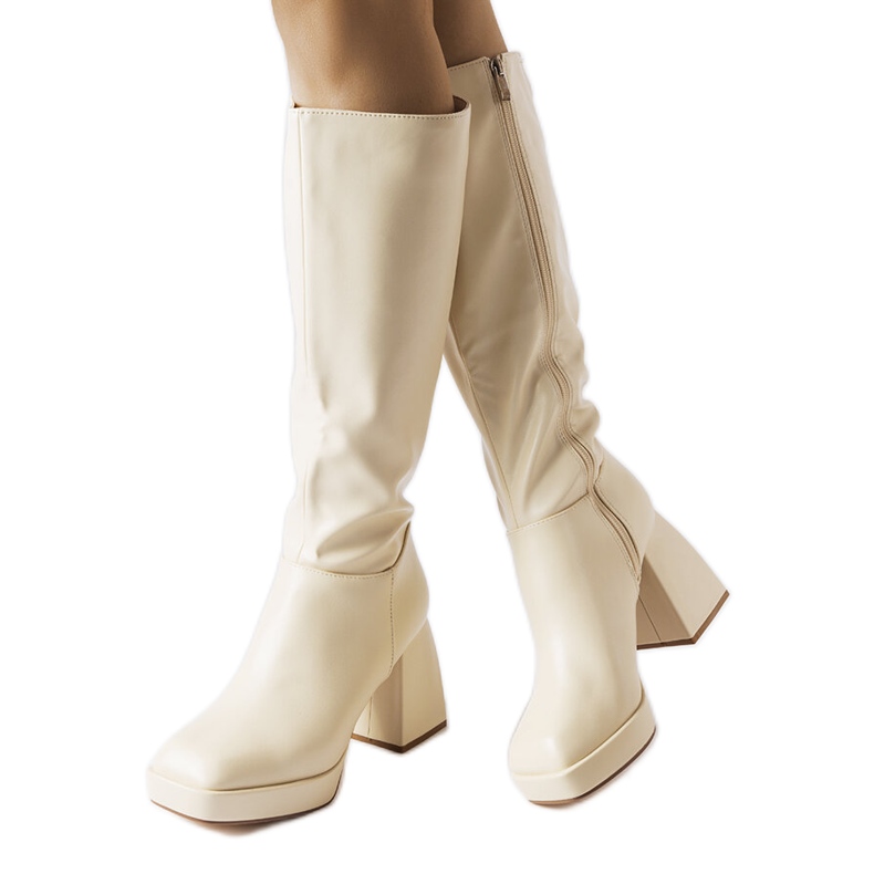 Beige Stiefel auf massivem Pfosten von Villanova