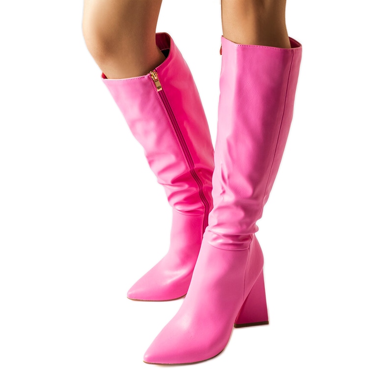 Rosa Stiefel am Medicina-Pfosten