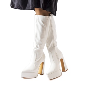 Weiße Stiefel auf einem massiven Pfosten von Sovizzo