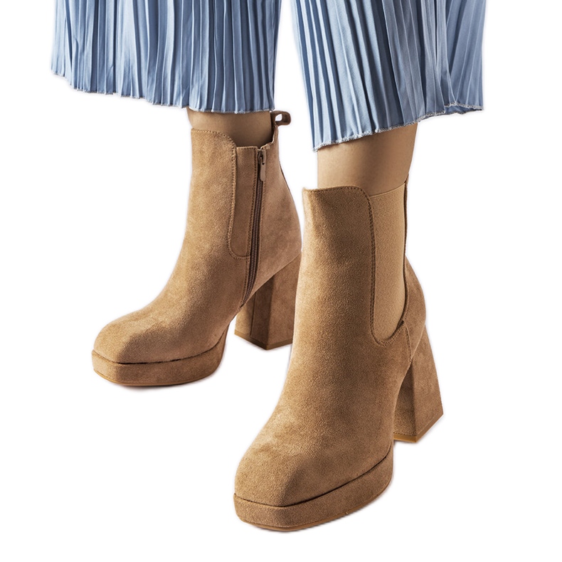 Beigefarbene Öko-Wildlederstiefel von Province