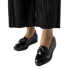 Schwarze Lack-Loafer mit Keilabsatz von Erin