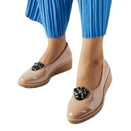 Beige lackierte Ballerinas mit Mellori-Verzierung