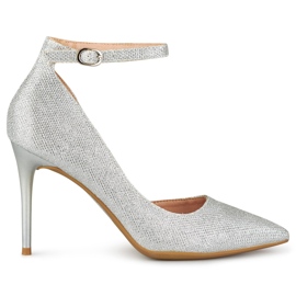 Glänzende silberne Stifte am Knöchel befestigt silber-