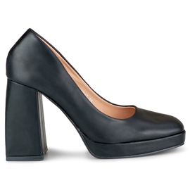 Schwarze Pumps auf breitem High Heel