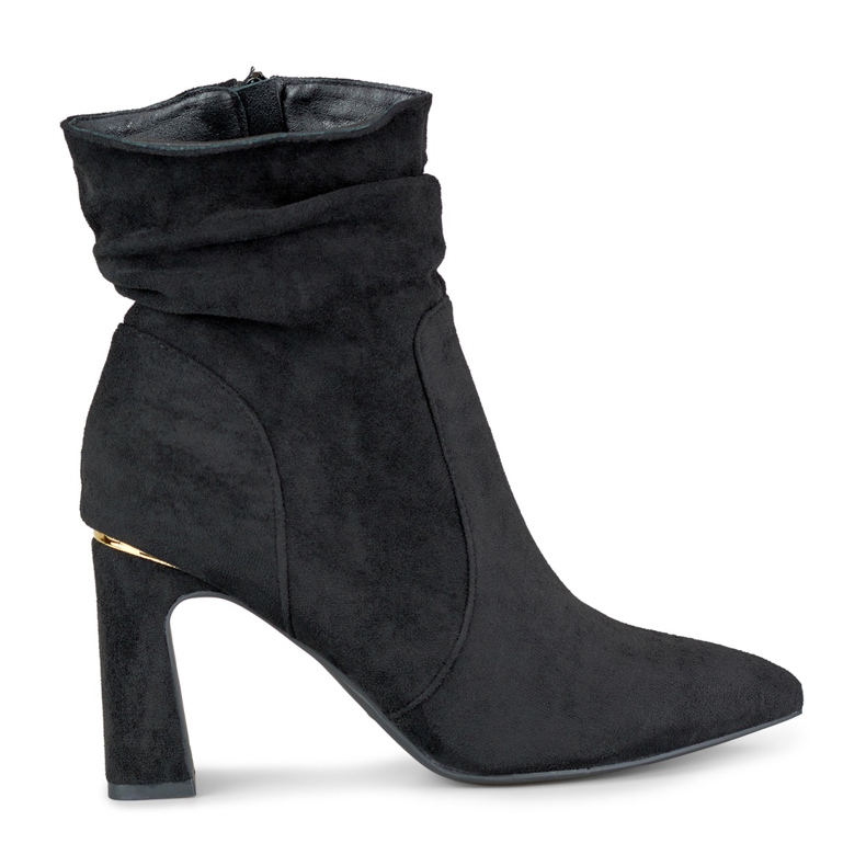 Schwarze Damenstiefel auf einem verzierten Pfosten