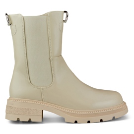 Klassische beige Damenstiefel auf der Plattform