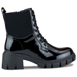 Lackierte schwarze Damenstiefel am Pfosten