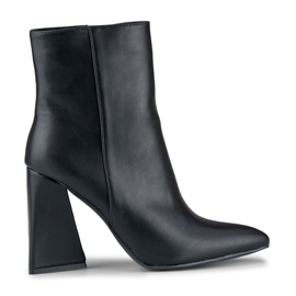 Schwarze Stiefel auf einem dreieckigen Pfosten