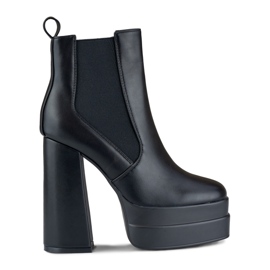 Schwarze Stiefel auf hohem Pfosten und Plateau