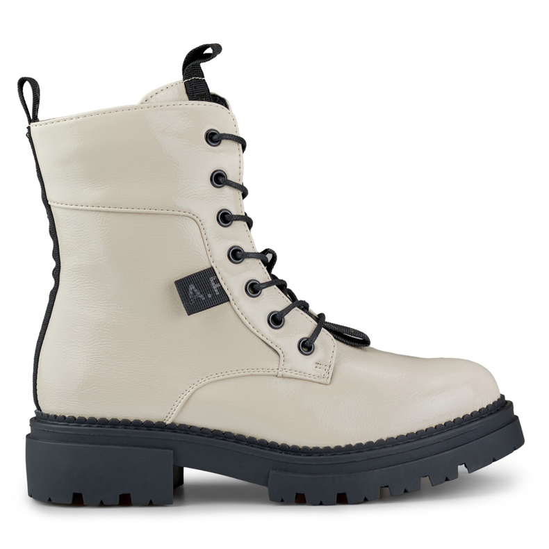 Lackierte beige Arbeiterinnen von Carole