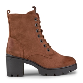 Braune Wildlederstiefel auf einem bequemen Pfosten