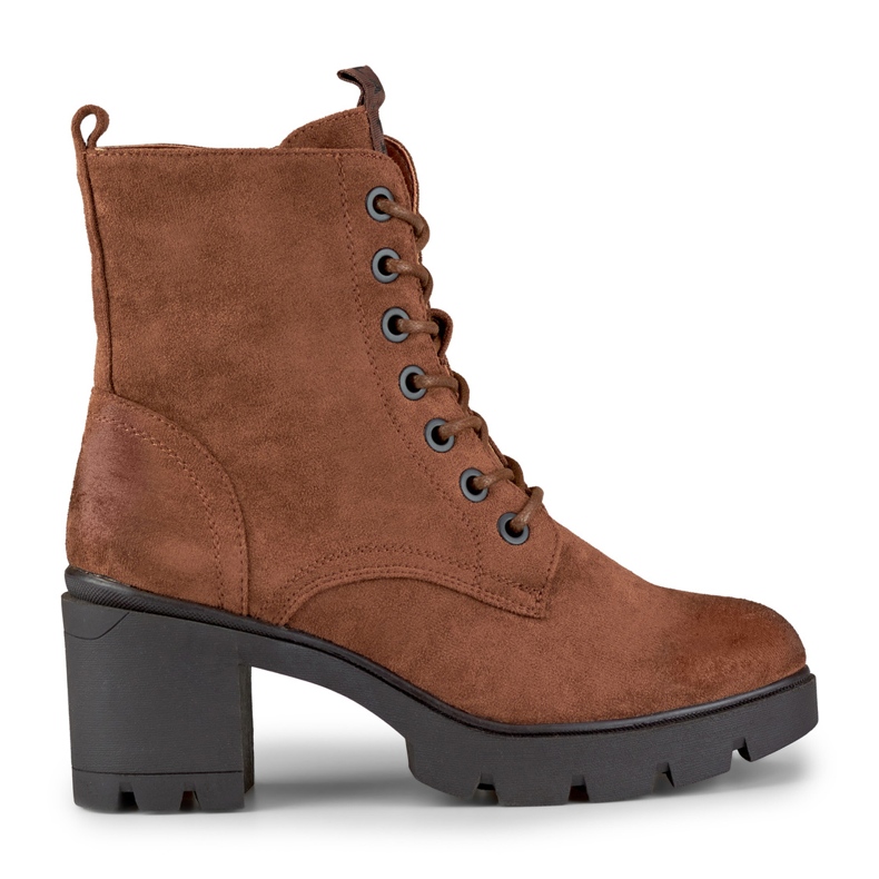 Braune Wildlederstiefel auf einem bequemen Pfosten