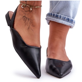 Frauen um Öko-Leder schieben schwarze Ballerinas