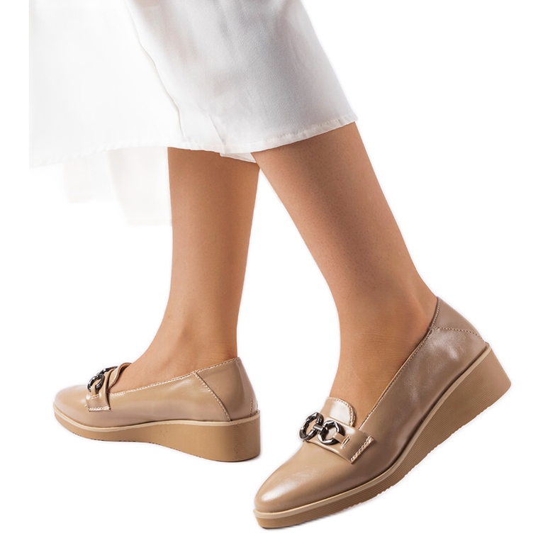 Beige lackierte Keil-Loafer von Erin