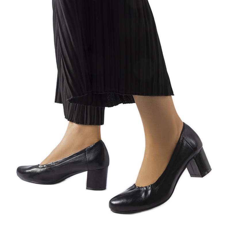 Inna Schwarze Ploufe-Pumps am Block