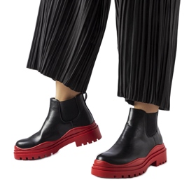 Schwarze Stiefeletten auf einem farbenfrohen Marinone-Plateau