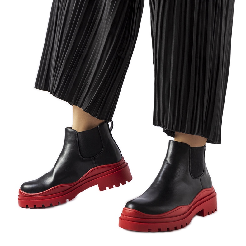 Schwarze Stiefeletten auf einem farbenfrohen Marinone-Plateau