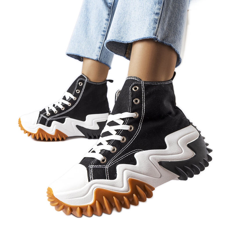 Schwarze Sneaker mit dicker Sohle von Toro