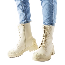 Hellbeige Stiefel mit dickerer Sohle von Manara