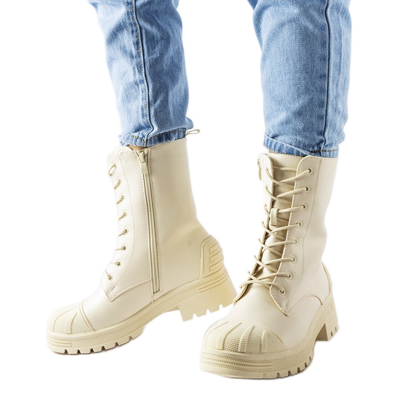 Hellbeige Stiefel mit dickerer Sohle von Manara