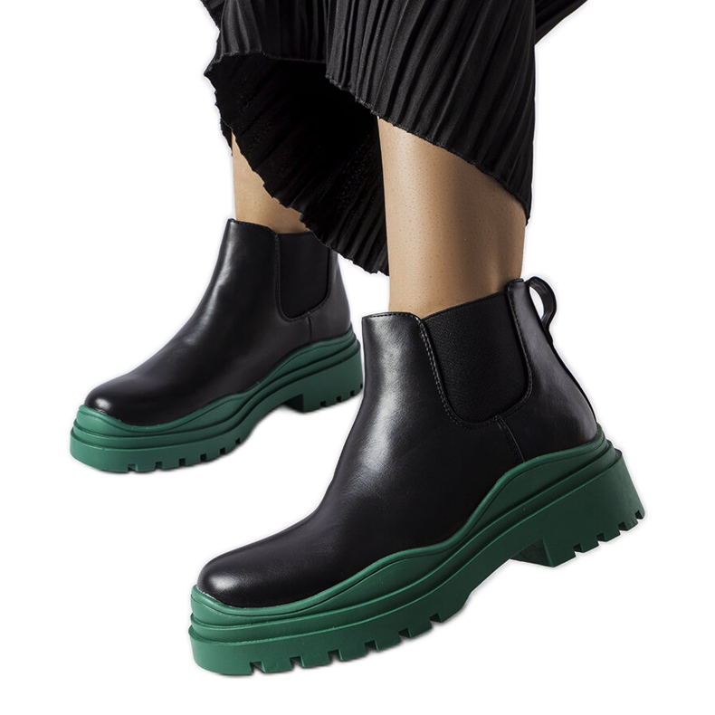 Schwarze Stiefeletten auf einem farbenfrohen Marinone-Plateau