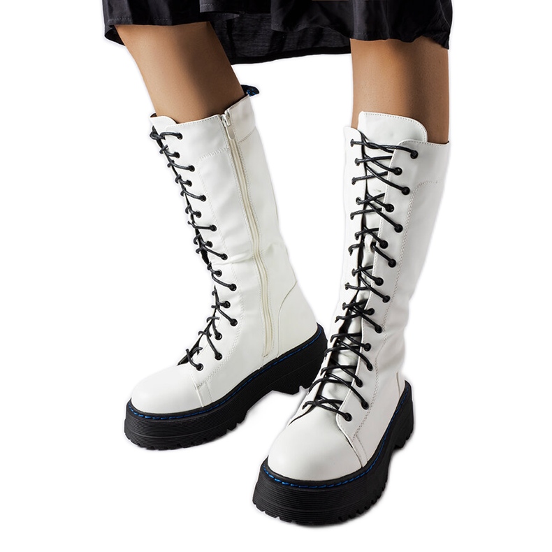 Weiße isolierte Stiefel auf der Hide-Plattform