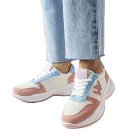 Inna Weiße, rosa und blaue Sneakers von Teresio