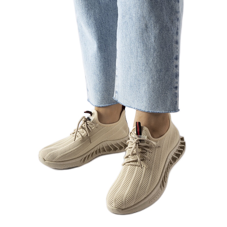 Beigefarbene Slip-On-Schuhe mit Spitze