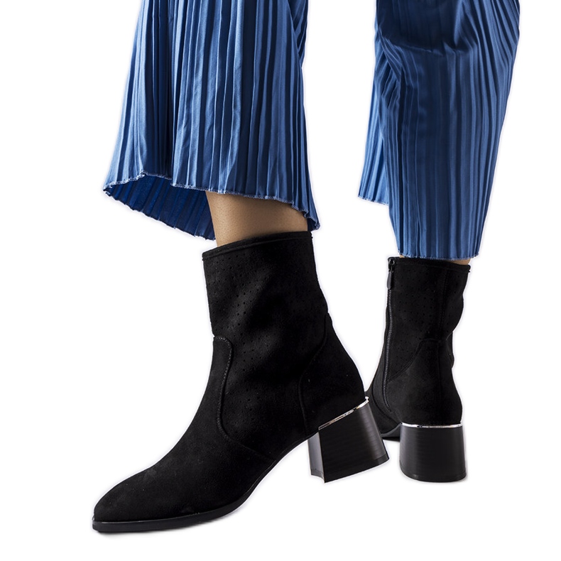 Schwarze Stiefeletten mit perforiertem Obermaterial von Cavallo