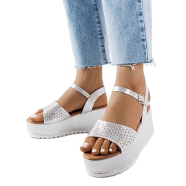 Silberne durchbrochene Plateausandalen von Stockton