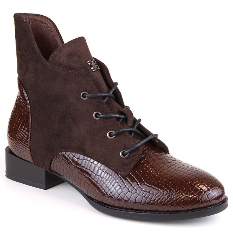 Braune Damenstiefel mit flachem Absatz, isoliert, Vinceza 16439