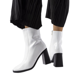 Weiße Lackstiefeletten von Jelica