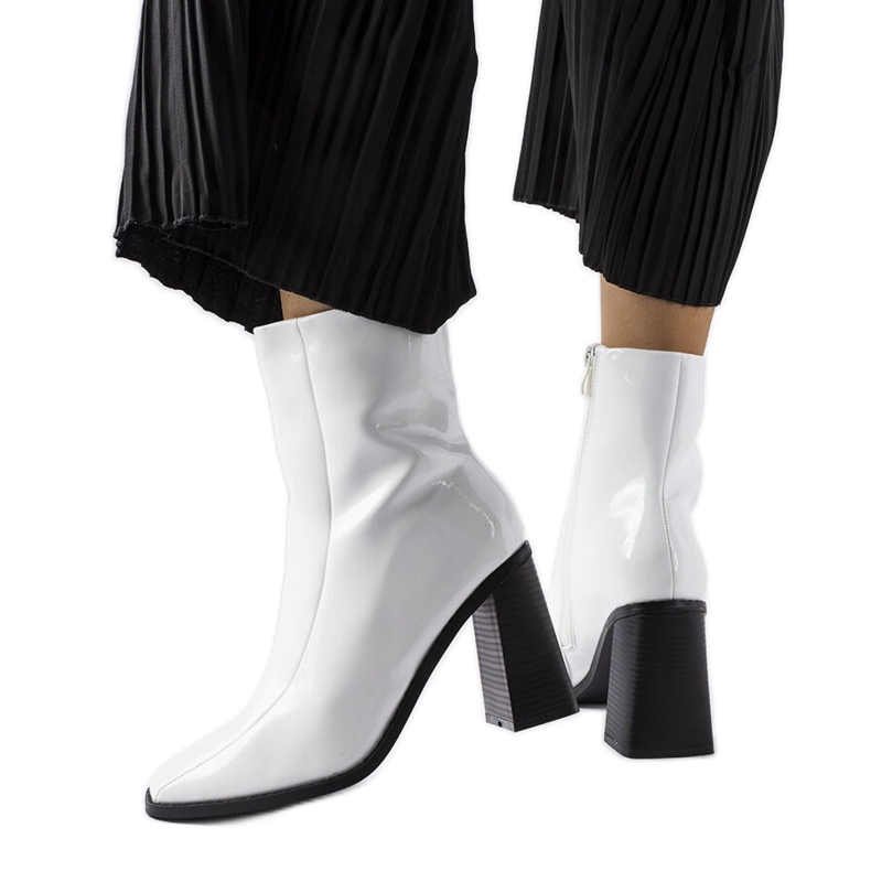 Weiße Lackstiefeletten von Jelica