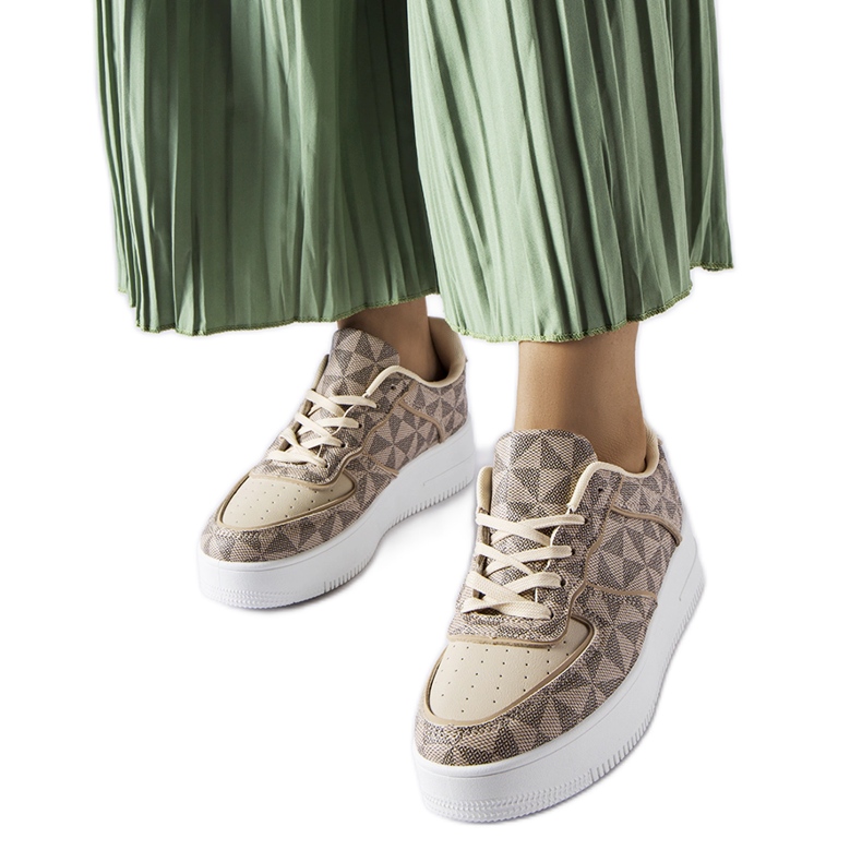 Inna Beigefarbene Sneakers, verziert mit dem Sands-Monogramm