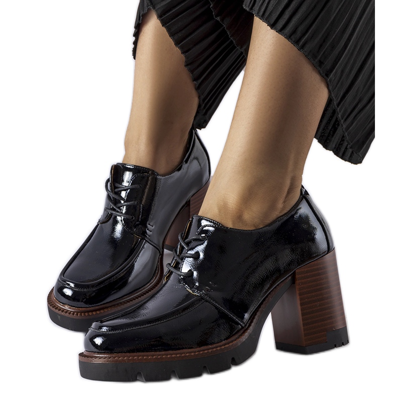 Schwarze Lackschuhe mit hohem Absatz von Vinceza