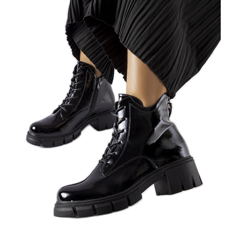 Schwarze isolierte Lackstiefeletten von Vinceza